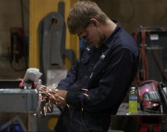 Schwing worker using power tools